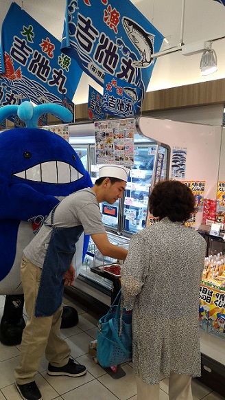 バレニンちゃん、吉池で鯨肉特売を応援 | 共同船舶株式会社 公式サイト